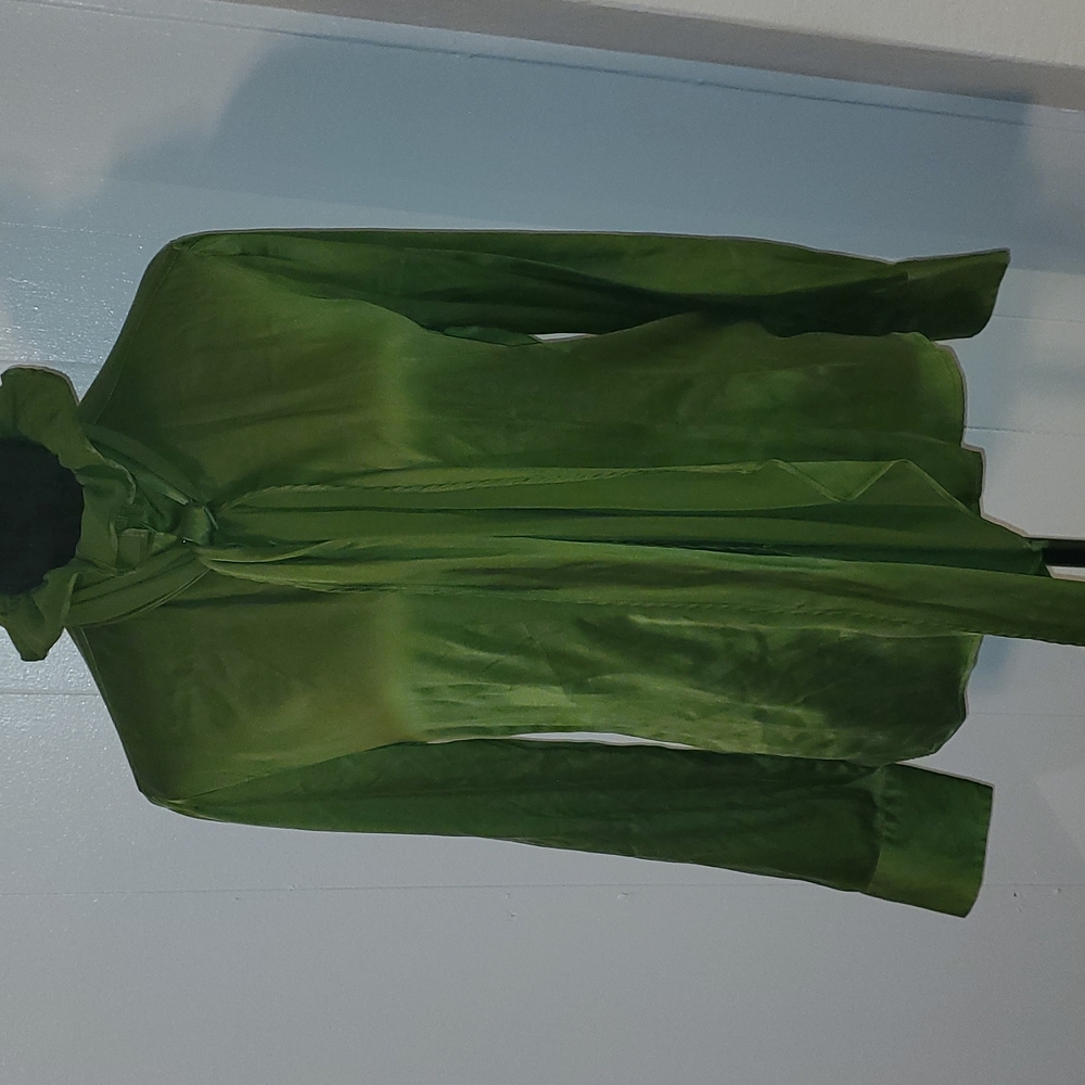 SOLD NWT RYAN Michael 97% Silk. 3%Lycra Blouse size M